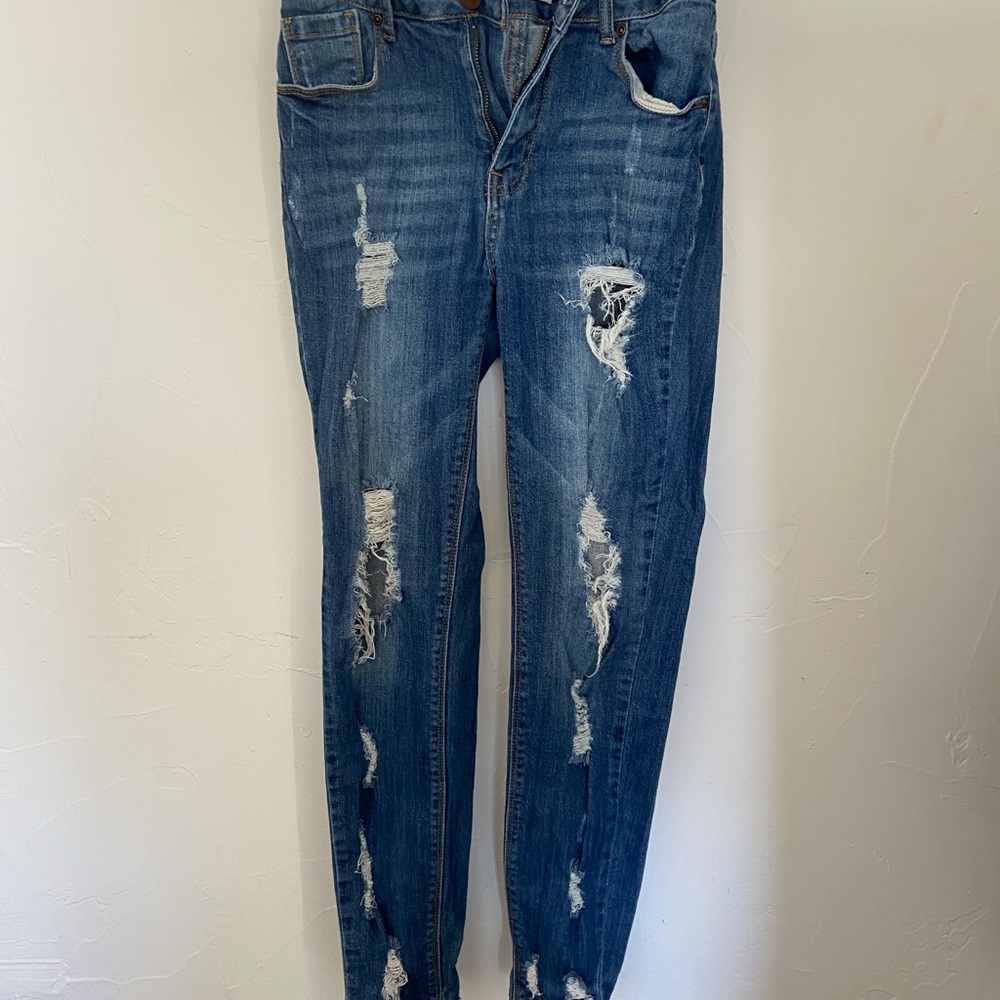 Encore jeans size 9 but fits small! I’m 5’4, 120ish Ibs and they fit well!